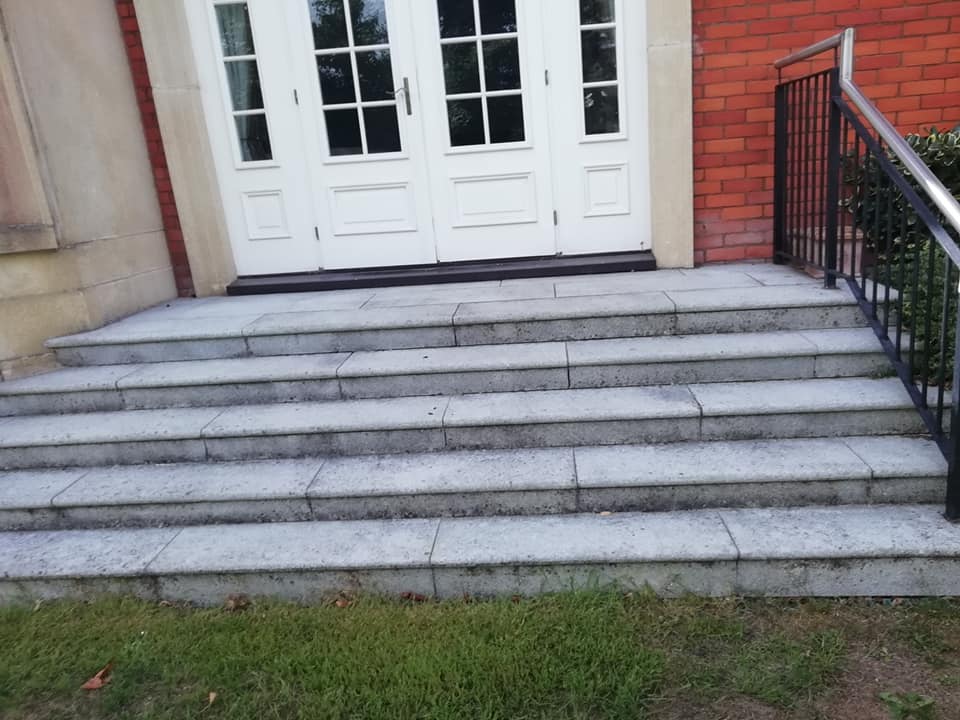Steps to an entrance cleaned and liek new after cleaning